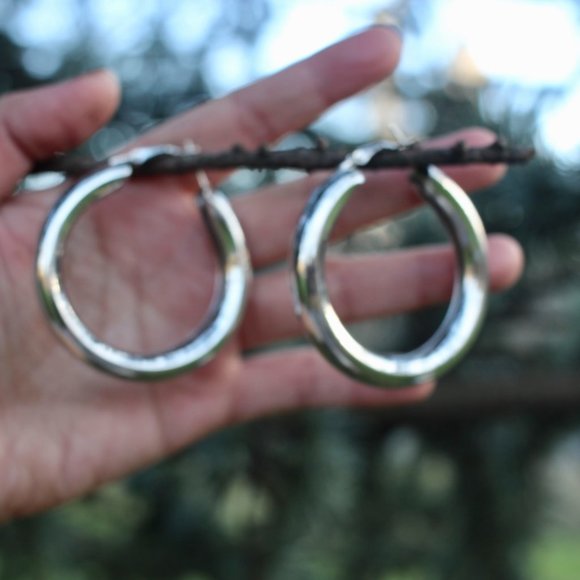 New Large Chunky SILVER simple classic trend hoops - Picture 5 of 13